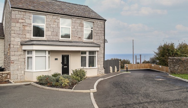 1 DULAS APARTMENTS, country holiday cottage in Llanddulas