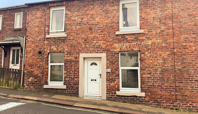 1 EDEN COTTAGES, pet friendly, with a garden in Corby Hill