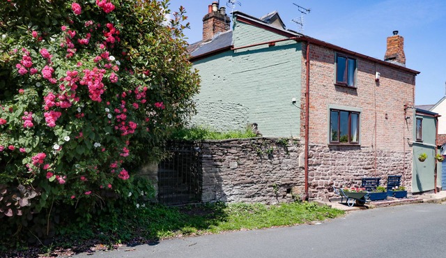 1 FERRYSIDE COTTAGES, pet friendly in Newnham-On-Severn