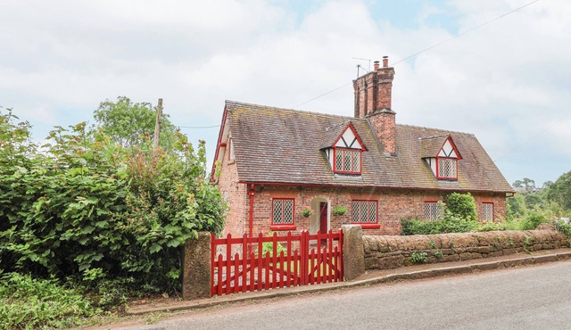 1 FOUNTAIN COTTAGES, pet friendly, with open fire in Tarporley