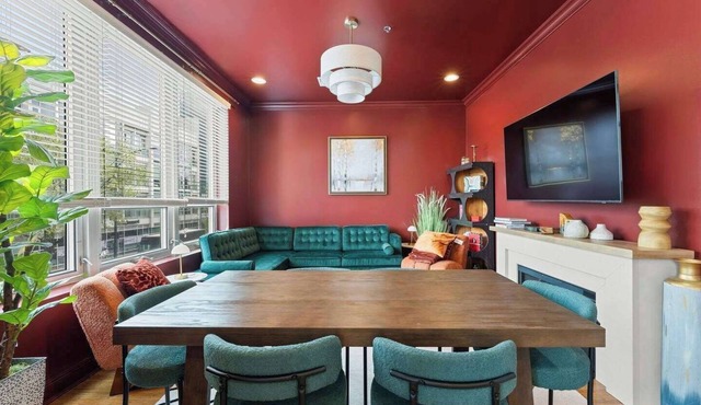 1 Free Parking, Gym, Balcony, Sleeps 10!