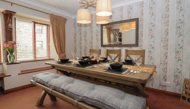 1 GILPIN HOUSE, pet friendly, with a garden in Levens