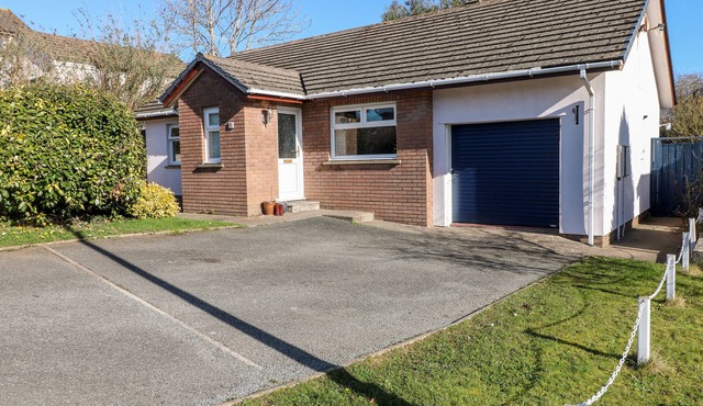 1 GLOUCESTER WAY, pet friendly, with hot tub in Pembroke Dock