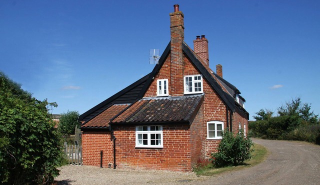 1 GRANGE COTTAGES, WESTLETON, pet friendly in Westleton