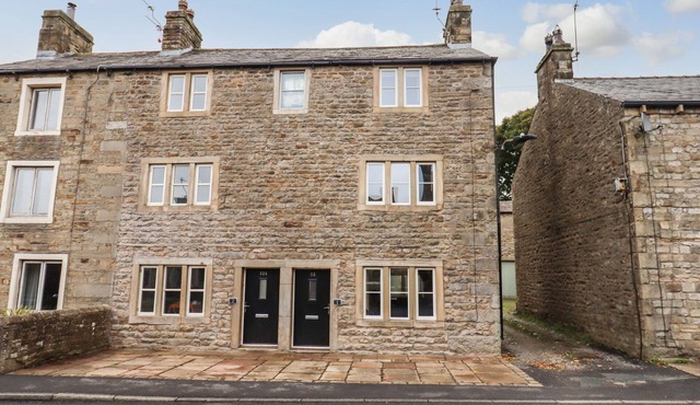 1 GROSVENOR FARM COTTAGES, pet friendly in Long Preston