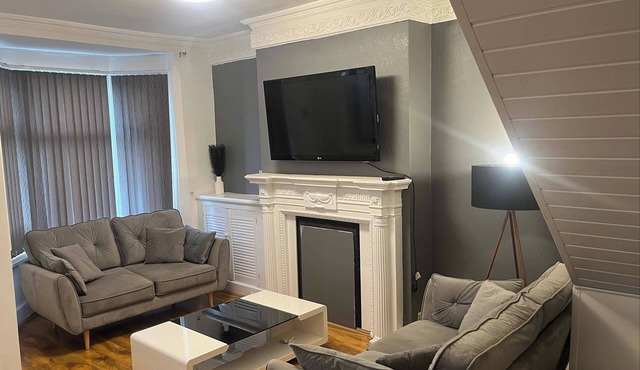 1-Guest Charm Home w/Street Parking & WiFi & Party