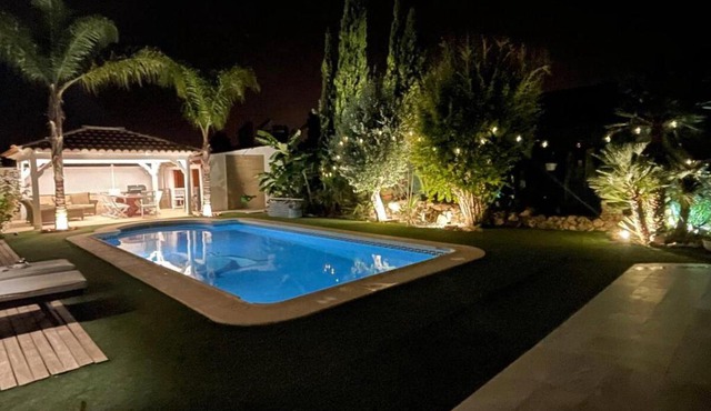 1 Habitación con baño privado frente a la piscina, máximo para 4 personas, No es la casa completa,1cama y 1 sofa-cama