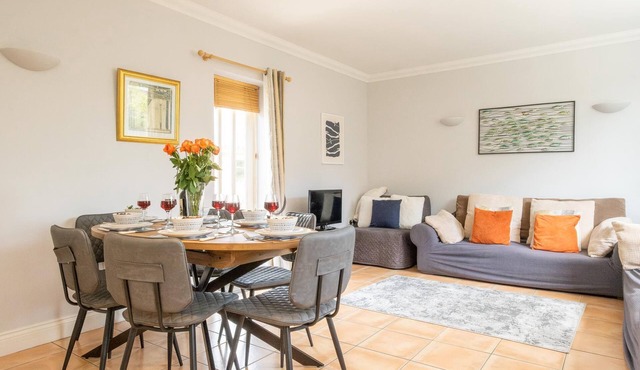 1 Hazelwood - sleeps 6 guests in 3 bedrooms