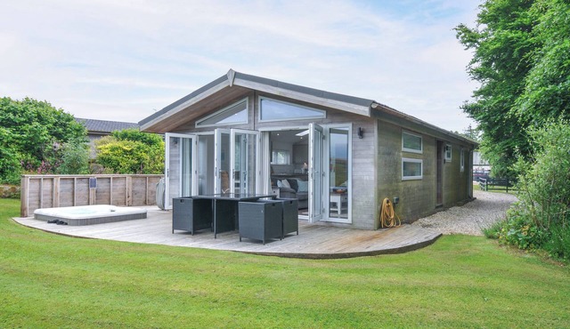 1 HORIZON VIEW, romantic, luxury holiday cottage in Dobwalls