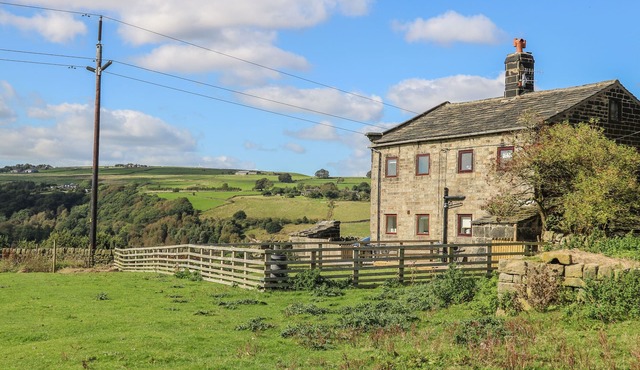 1 HORSEHOLD COTTAGE, pet friendly, with open fire in Hebden Bridge