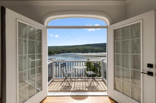 1 Hour Drive from MetLife Stadium, World Cup Base, Lakeview Villa with Private Hot Tub, Firepit & Spacious Decks with Breathtaking Cliff Views
