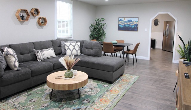 1 hr to ski ,420ok, Free RV parking, Private home, dogs are welcome. Great loc