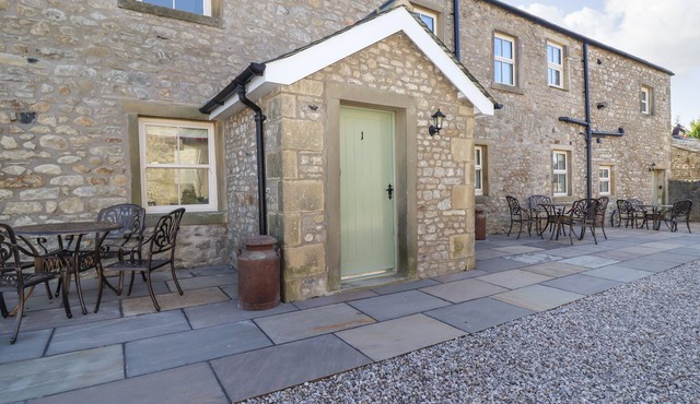 1 HULL HOUSE COTTAGE, pet friendly, with a garden in Hellifield