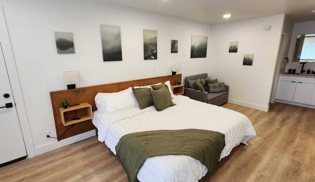 #1 Hygge Hus Hotel – King Suite -Connectable - with WiFi, AC in charming Andrews