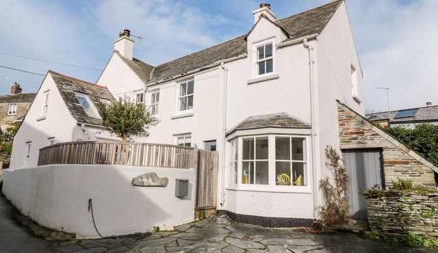 1 JUBILEE COTTAGE, pet friendly, with open fire in Trebarwith Strand