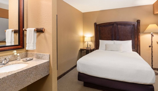 1 King, 1 Queen Loft Suite With Kitchen, Access to Pool, Hot Tub, and Gym