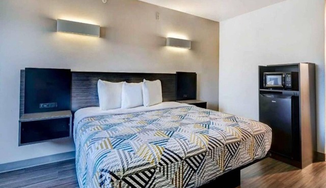 1 King - 2 Queen Beds | Suite, Nsmk, Sofa-Bed