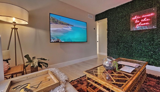 1 King, 2 Queen,1 twin, washer dryer, near parks & FTL Marine center