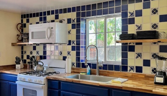 1 king bd with big fenced back yard pets welcome