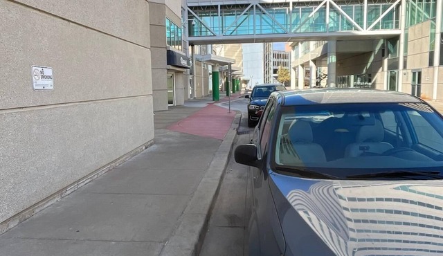 1 King Bed 1 Bath Apartment Steps to Paramount Theatre Downtown Cedar Rapids