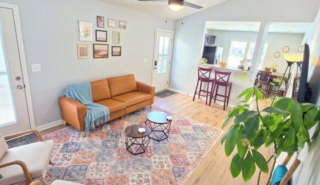 1 King Bed + 1 Queen Bed + 2 Full Bathrooms Kitchen + Laundry Room + Patio