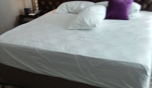 1 King Bed Apartment.