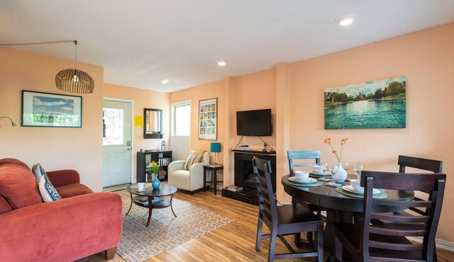 1 King bed, covered Deck; .33 mi to Zilker Park & Barton Springs; @2 mi to DT!