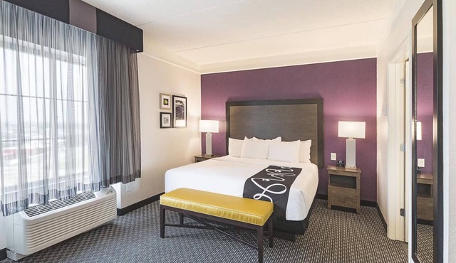 1 King Bed, Deluxe Family Suite, La Quinta Inn, Pool, Near Six Flags