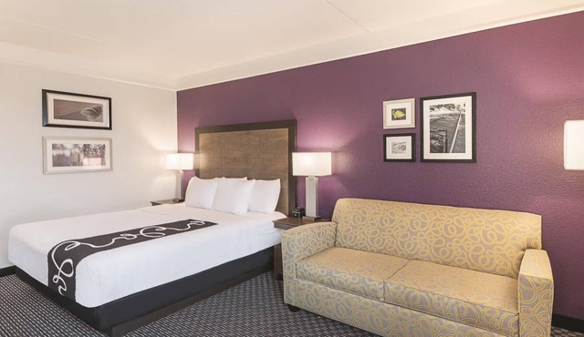 1 King Bed, Deluxe Room, La Quinta Inn, Pet-Friendly Comfort Near AT&T Stadium