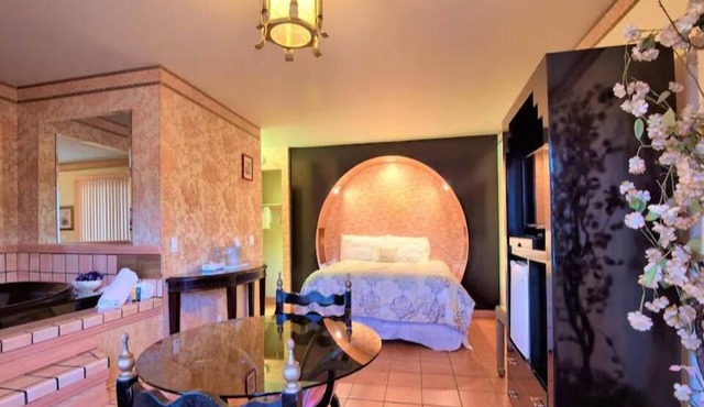1 King Bed Jetted Tub Non-Smoking(Theme2 -Persian ,Roman, or Oriental Theme)