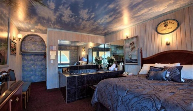 1 King Bed Jetted Tub Non-Smoking(Theme3 - Swimmers Paradise or Tahiti)