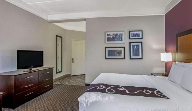 1 King Bed | La Quinta Orlando | Outdoor Pool | Free Shuttle & Breakfast | Gym