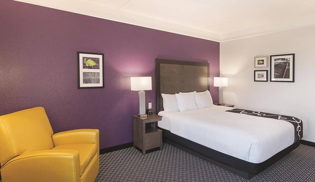 1 King Bed, La Quinta Inn, Breakfast & Outdoor Poolside Bliss Near Six Flags