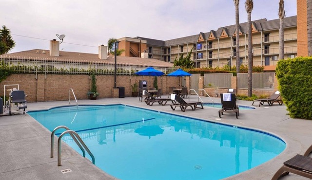 1 King Bed | Near LAX & SoFi Stadium | Gateway to LA Attractions