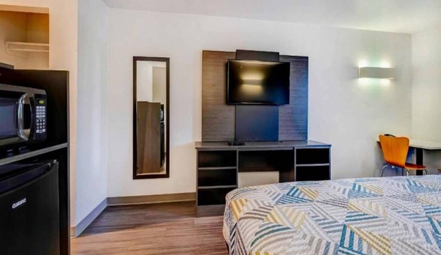 1 King Bed | Non-Smoking
