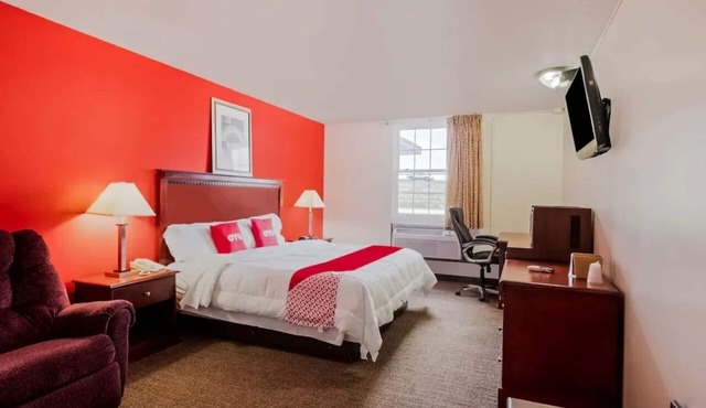 1 King Bed Room – Convenient I-74 Access in Morton Perfect for Business Travels