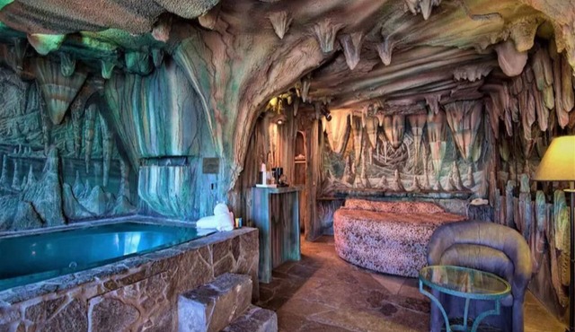 1 King Bed Theme 1 Jetted Tub Non-Smoking(Theme 1 - Jungle, Cave, or 50s Theme)