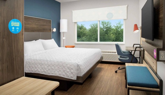 1 King Bed | Tru by Hilton Orlando | with Free Breakfast & Pet-friendly