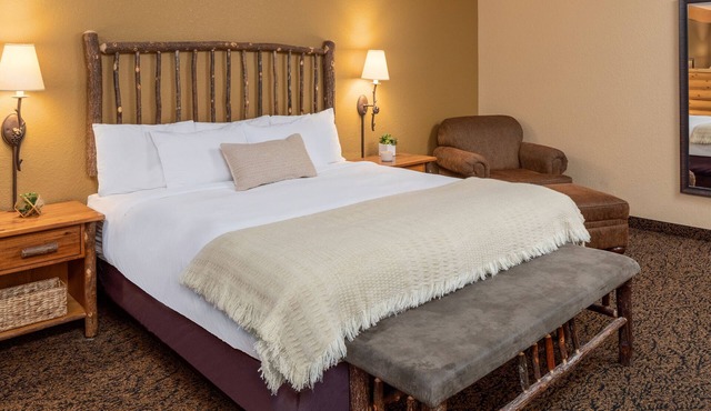 1 King Fireplace Suite With Access to Pool, Hot Tub, and Gym