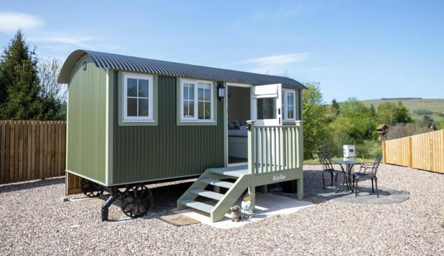 1 King-size Bed Deluxe Cabin - Free Parking