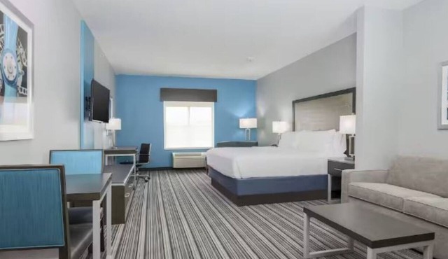 1 King Suite with Free Parking, Airport Shuttle and Breakfast Included