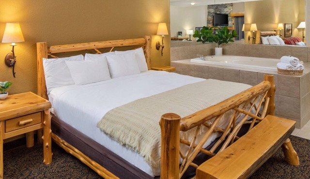 1 King Whirlpool Suite With Access to Pool, Hot Tub, and Gym