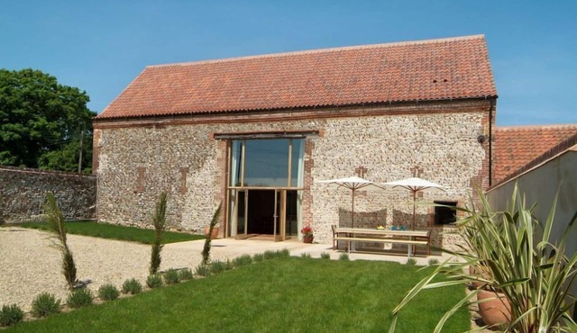 1 kingsize, 1 kingsize zip n link can be singles, 3 doubles, 1 twin, 2 travel cots