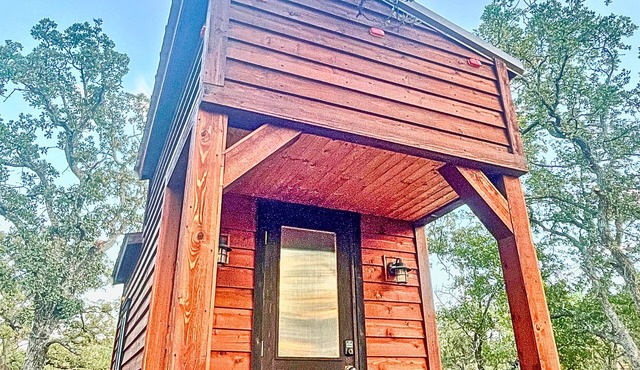 1 Lakefront Tiny Home | Couples’ Glamping Getaway at Lake Eastland