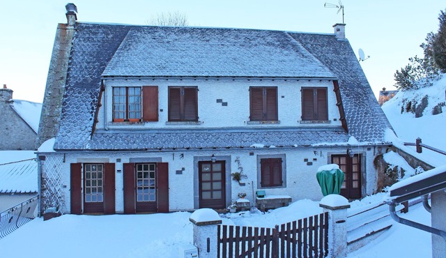 1 large bedroom apartment, beach and sailing centre 5 km away