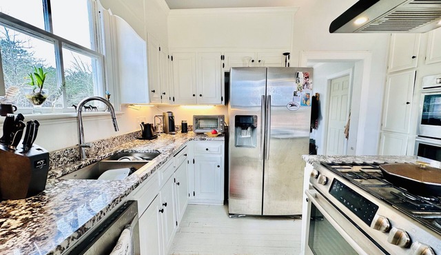 1 Large Bedroom/En-Suite in Charming 2-Bedroom Antique Farmhouse Wagener, SC