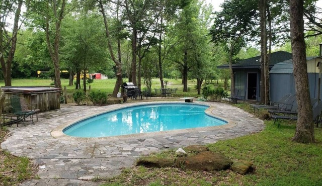 1 Large Bedroom| Estate | Pool