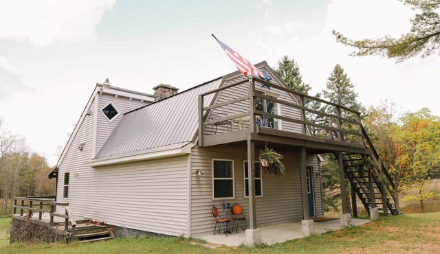 1 large loft bedroom house, Family Friendly, Close to attractions, relaxing!