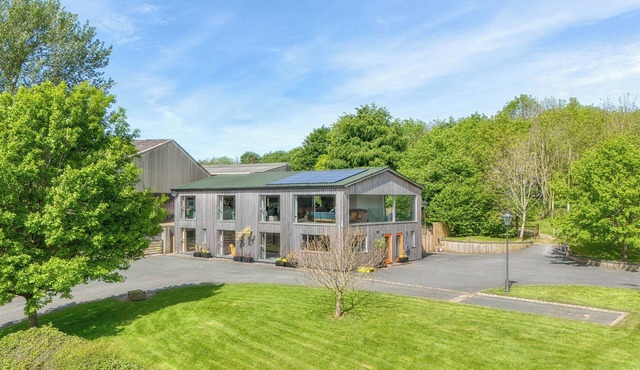 1 LITTLE BROOMCROFT, pet friendly, with a garden in Much Wenlock