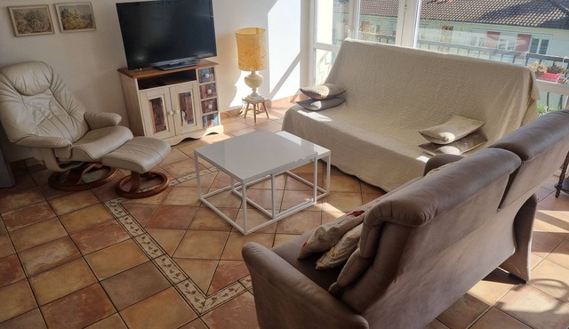 1 -living 2-bedroom south-facing apartment in quiet residence near train station